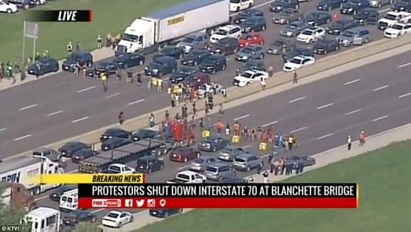 Ferguson protesters close highway_opt