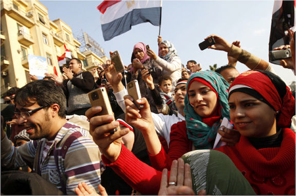 Egyptian proytesters with smartphones