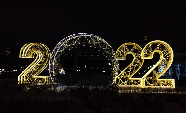 Photo of lighted 2022 at public attraction in Moscow