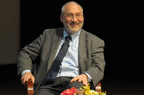 Joseph Stiglitz Receives 2014 Daniel Patrick Moynihan Prize