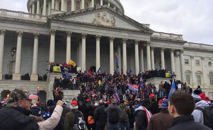 Outside view of mob at US Capitol