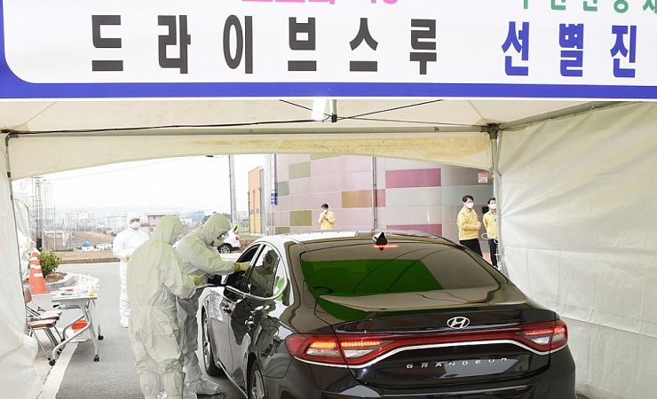 Drive-through Covid testing in Korea