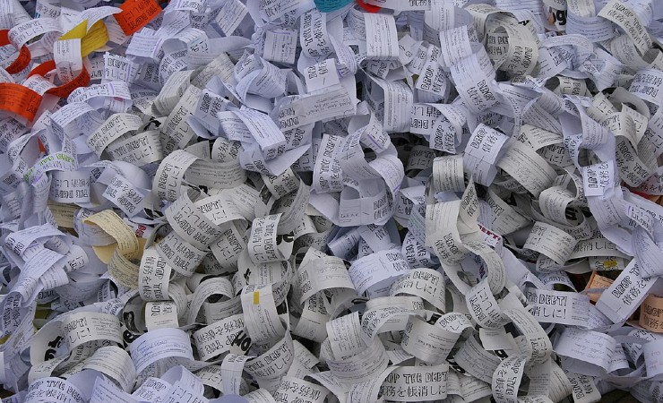 Mass of paper chains in a pile