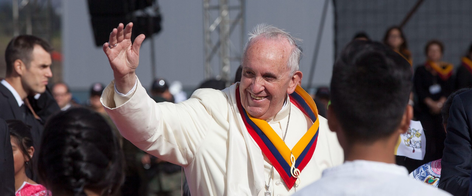 Pope francis bareheaded waves to people