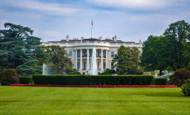 Long shot of outside of White House