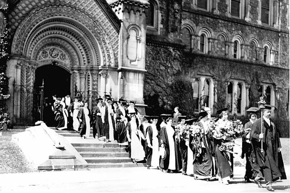 Women_graduates_University_of_Toronto_circa_1915_opt