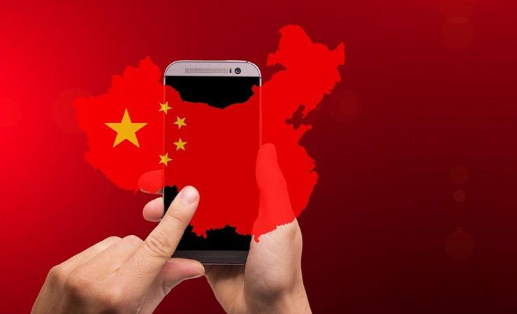 Outline of China and its flag covers smartphone