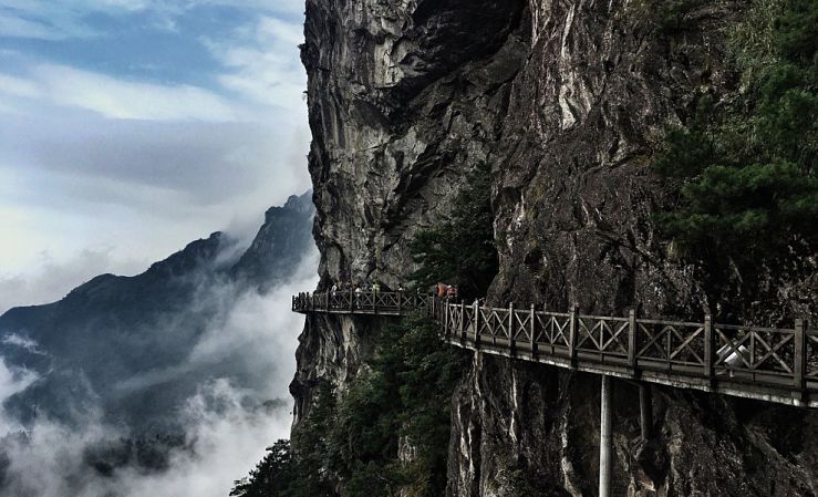 elevated boardwalk wends around side of Wugong Mountain